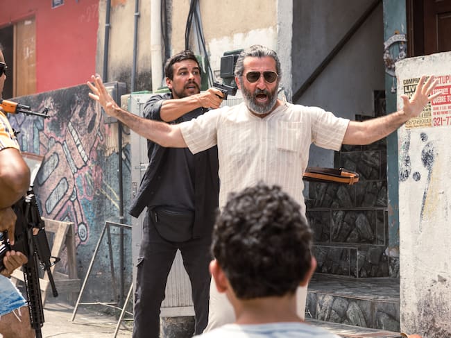 Mario Casas y Luis Zahera en 'Zeta'. / Helena Barreto / Prime Video