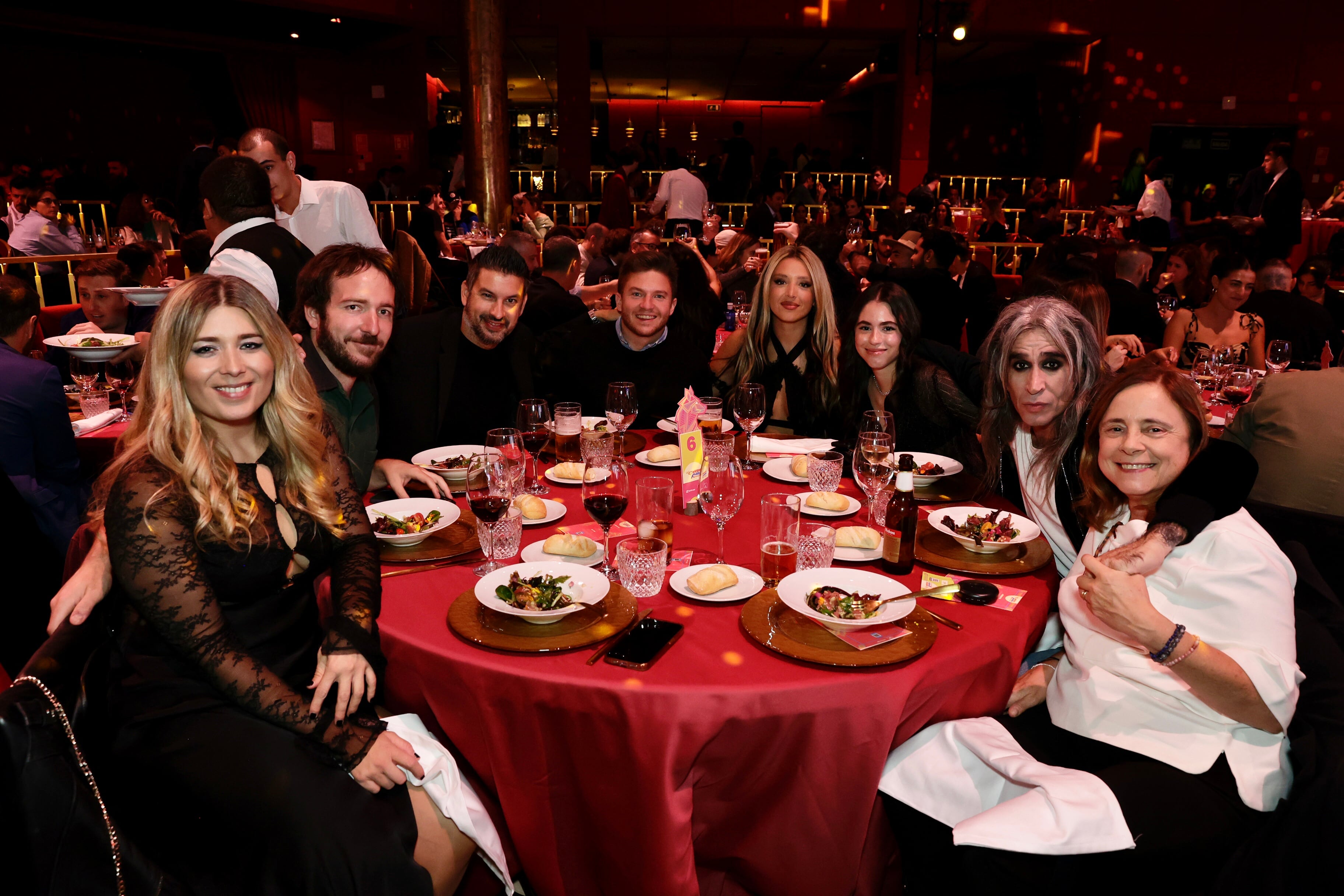 Cristina Boscá, Lola Índigo y Mario Vaquerizo en la cena de nominados de LOS40 Music Awards Santander 2023 / Foto: Jorge París y Elena Buenavista