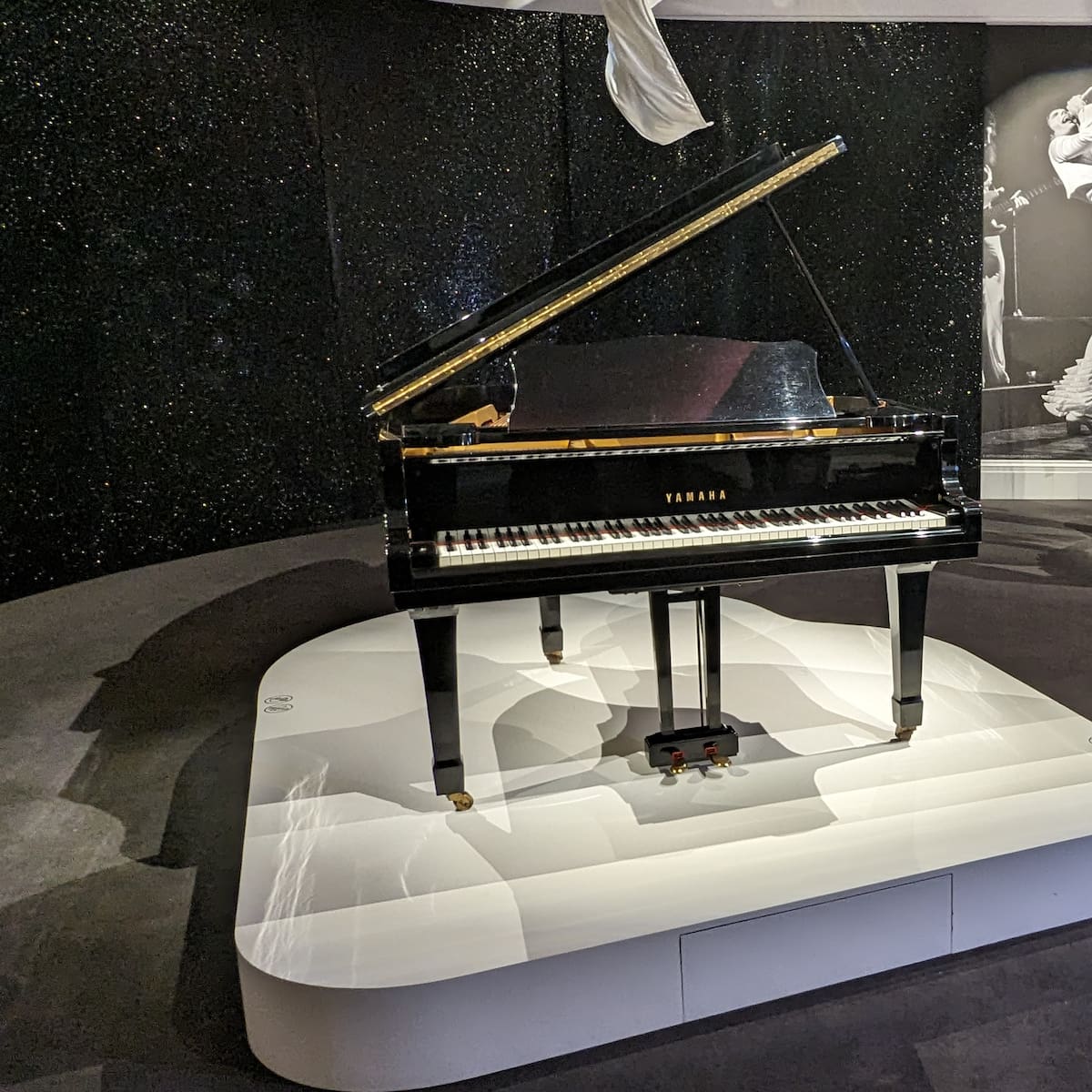 ¡Se vende el piano con el que Freddie Mercury creó algunos éxitos de Queen! ¿Cuánto vale y cómo comprarlo?