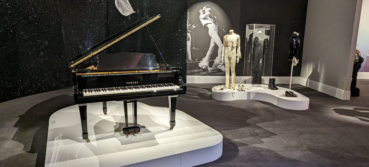 El piano Yamaha C3 tocado or Freddie Mercury en exposición