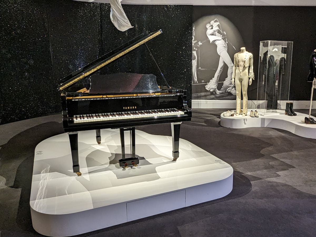 ¡Se vende el piano con el que Freddie Mercury creó algunos éxitos de Queen! ¿Cuánto vale y cómo comprarlo?