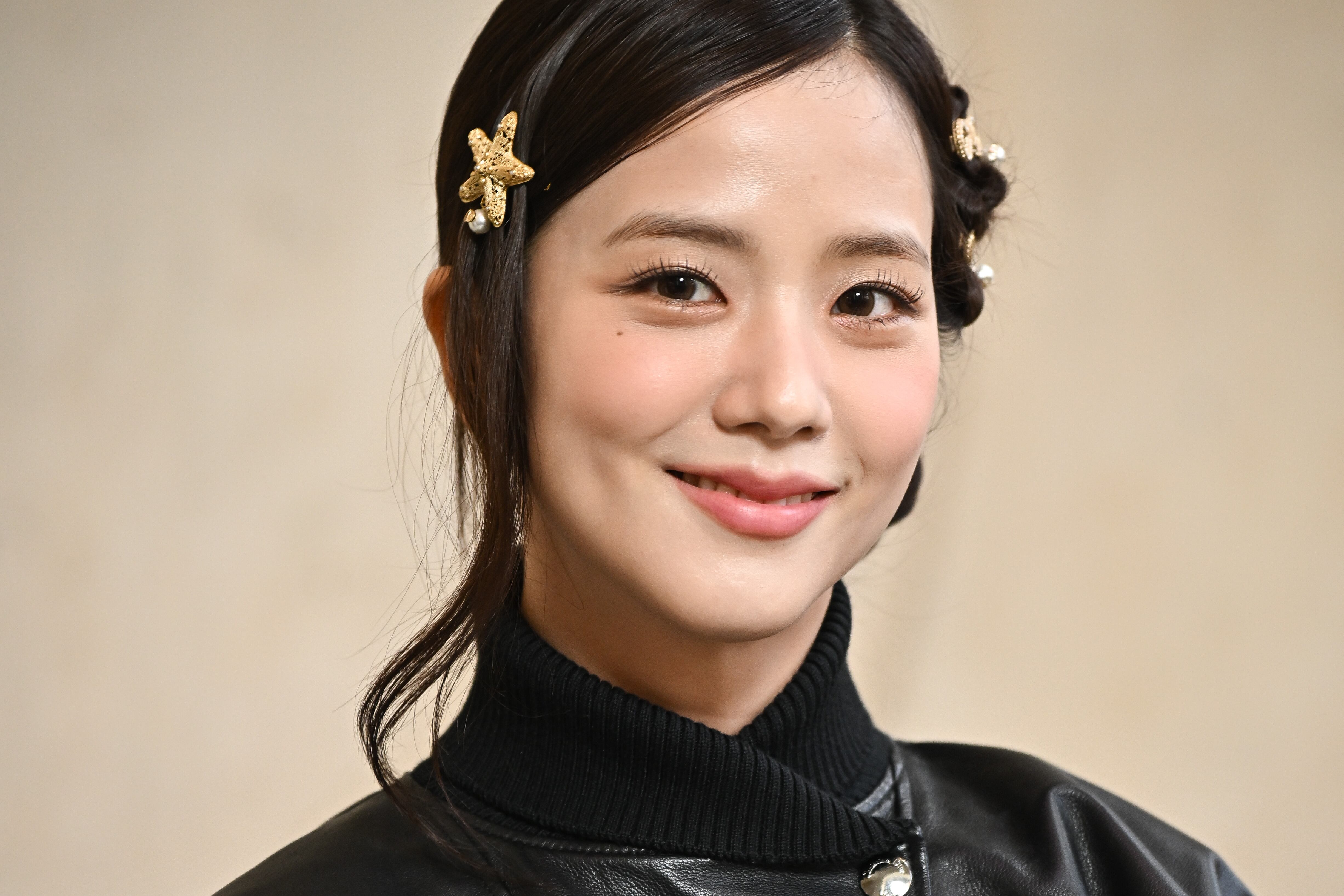 Jisoo asistiendo al show de Christian Dior de la Fashion Week 2025 de París.