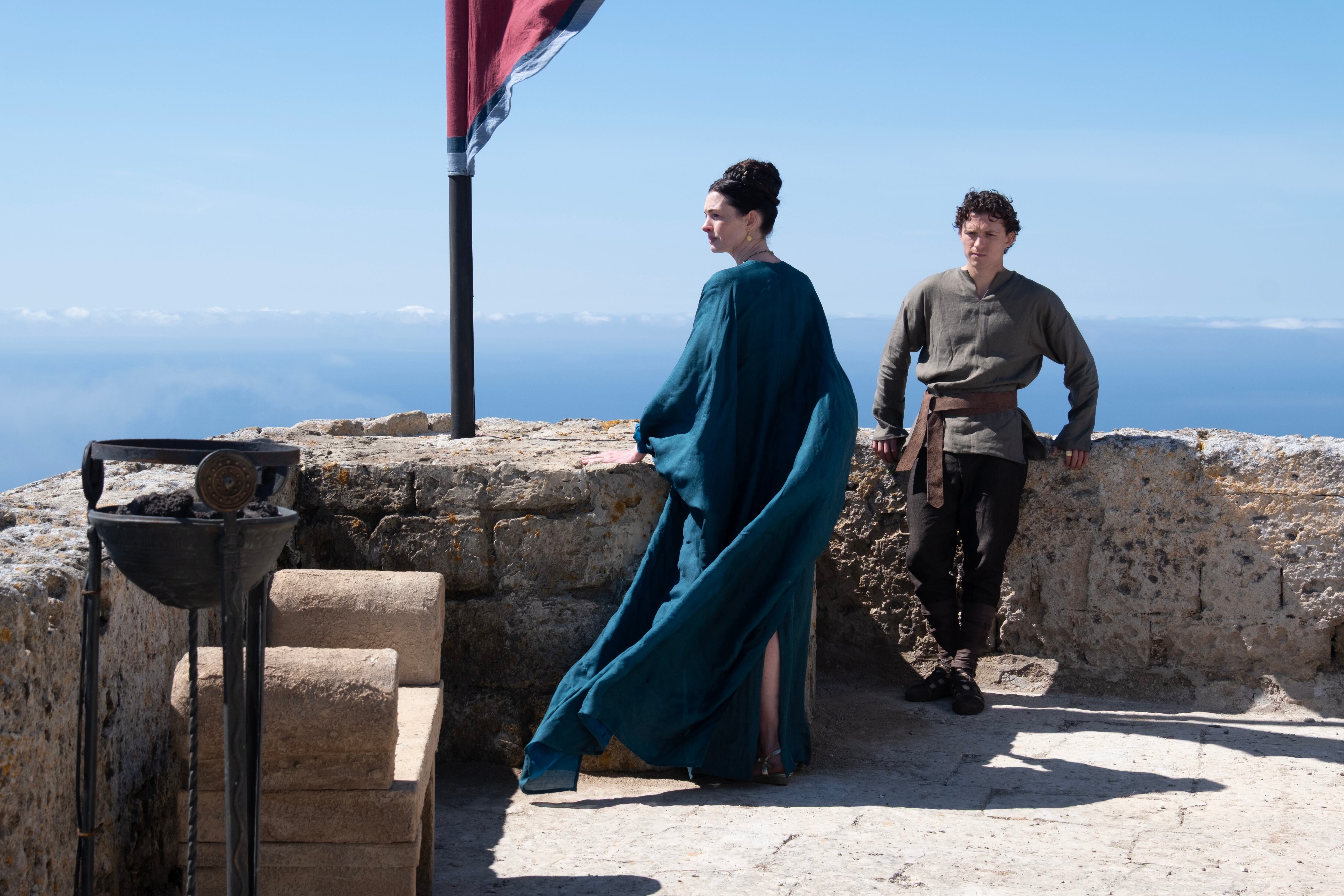 Anne Hathaway como Penelope y Tom Holland como Telemachus en 'La Odisea'. / Universal Pictures