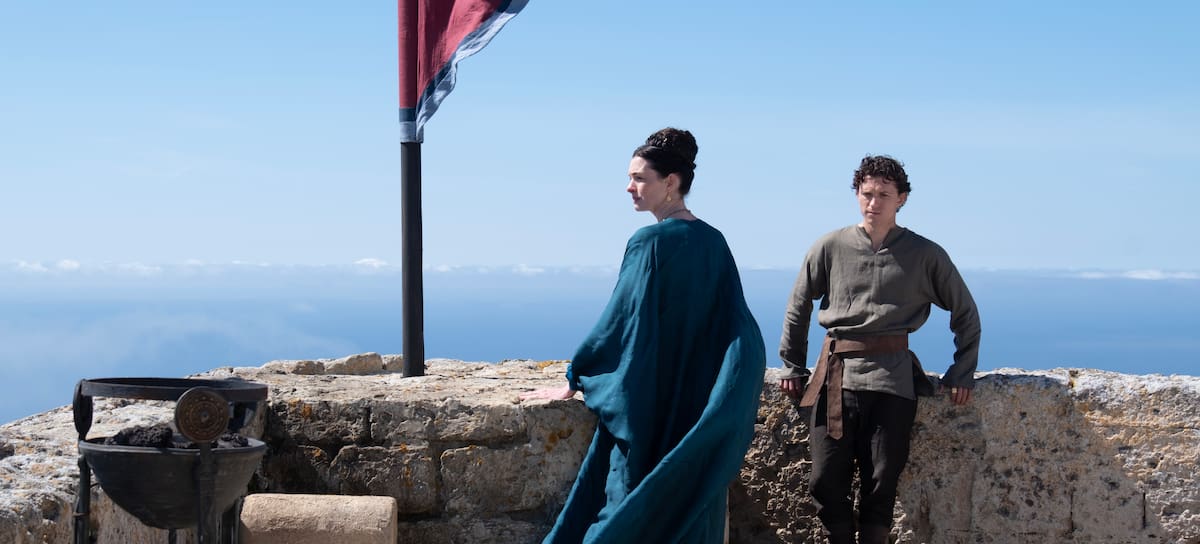 Anne Hathaway como Penelope y Tom Holland como Telemachus en 'La Odisea'. / Universal Pictures