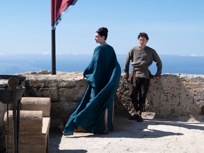 Anne Hathaway como Penelope y Tom Holland como Telemachus en 'La Odisea'. / Universal Pictures