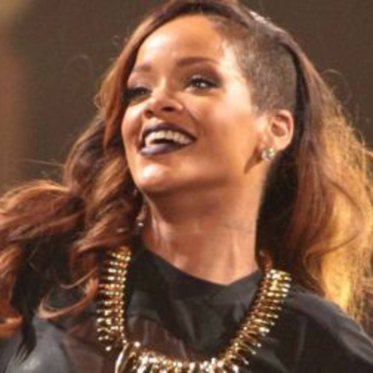Le tiraron un corpiño a Rihanna en pleno show