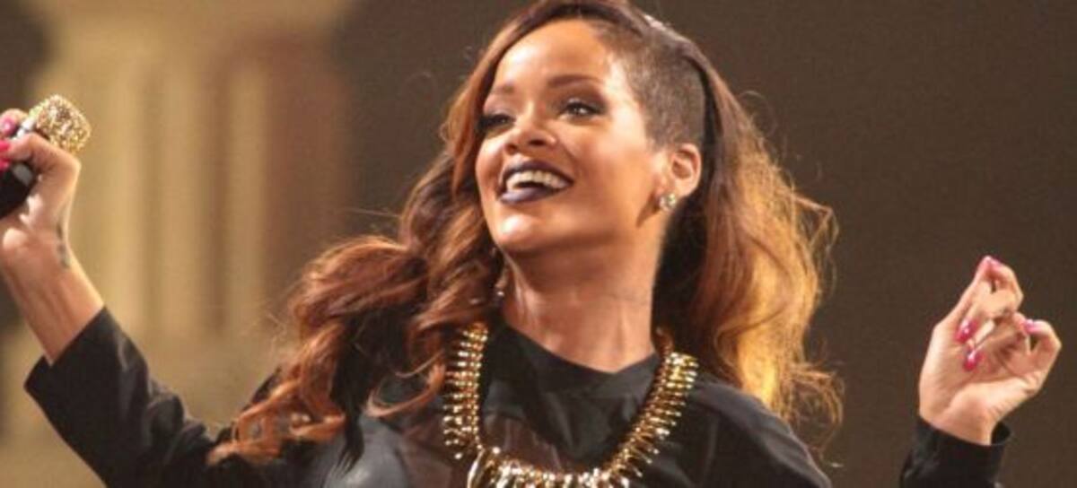 Le revolearon un corpiño a Rihanna