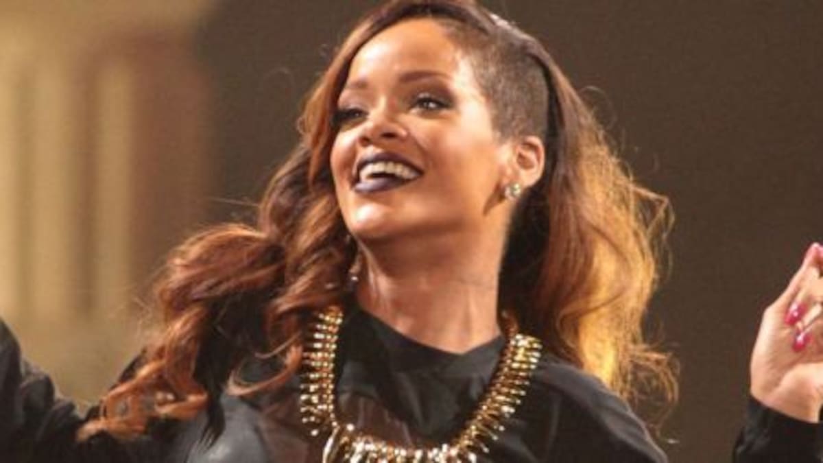 Le tiraron un corpiño a Rihanna en pleno show
