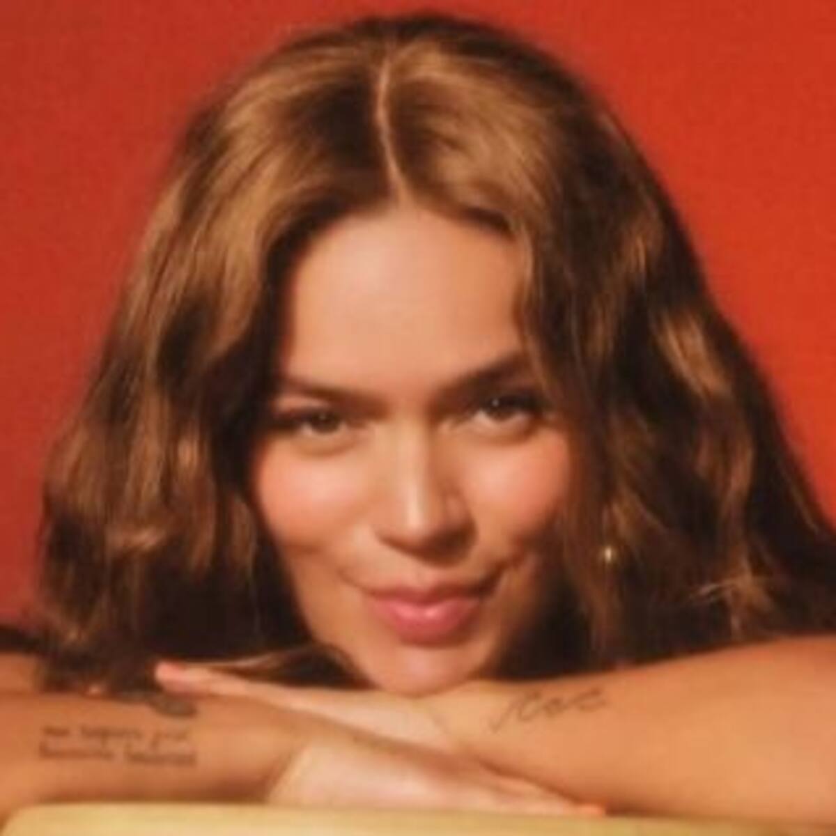 Karol G desata drama con Anahí en su nueva era "Tropicoqueta"