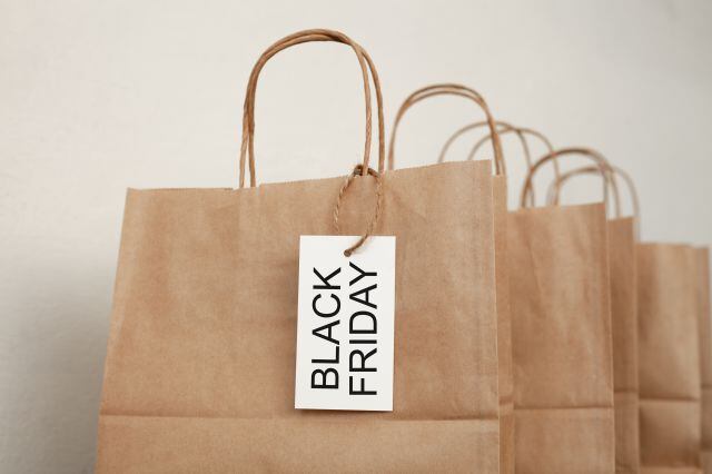 Varias bolsas de cartón con la etiqueta de 'Black Friday'.