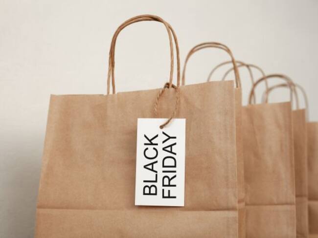 Varias bolsas de cartón con la etiqueta de 'Black Friday'.