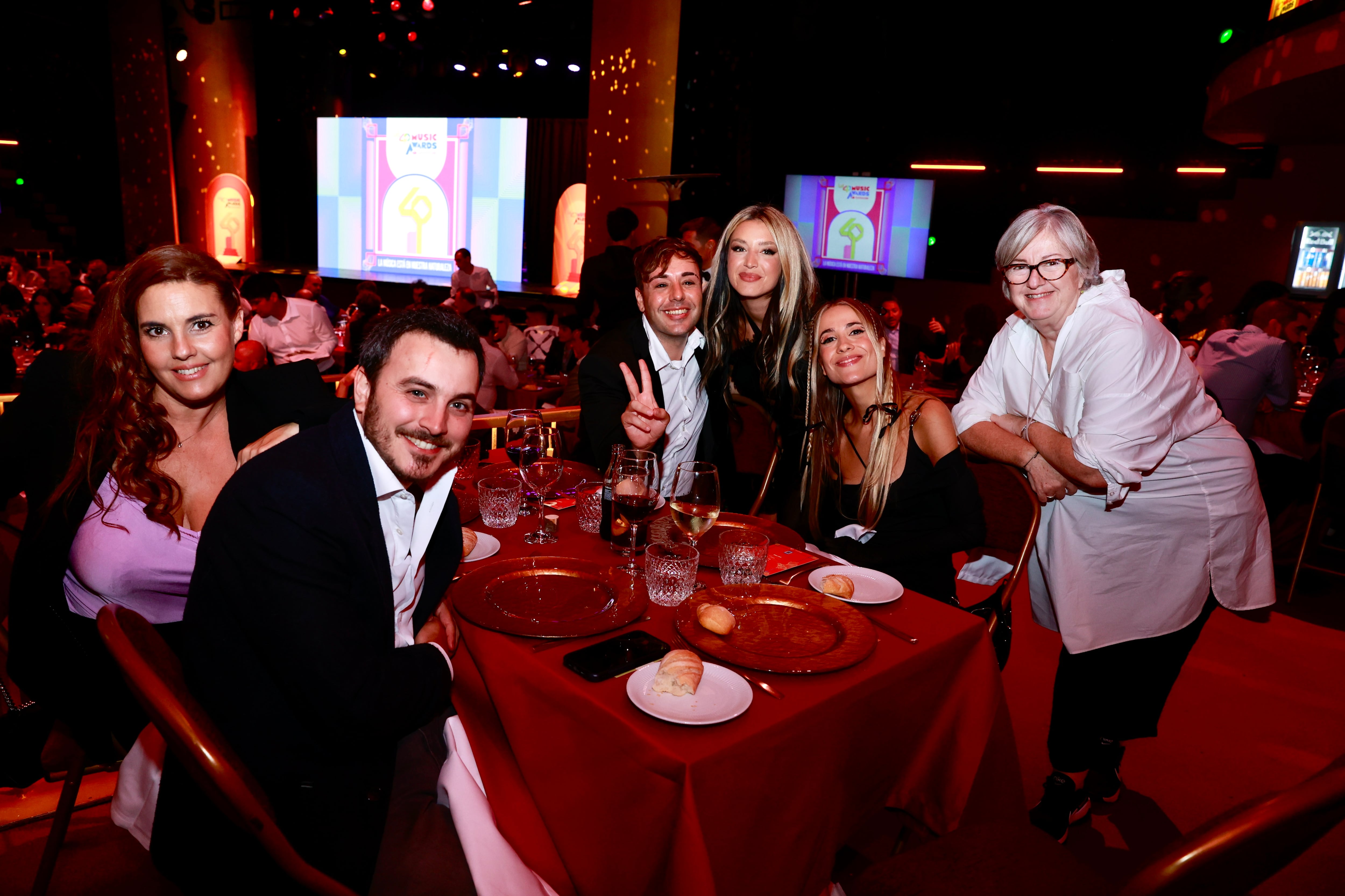 Lola Índigo y Paula Koops en la cena de nominados de LOS40 Music Awards Santander 2023 / Foto: Jorge París y Elena Buenavista