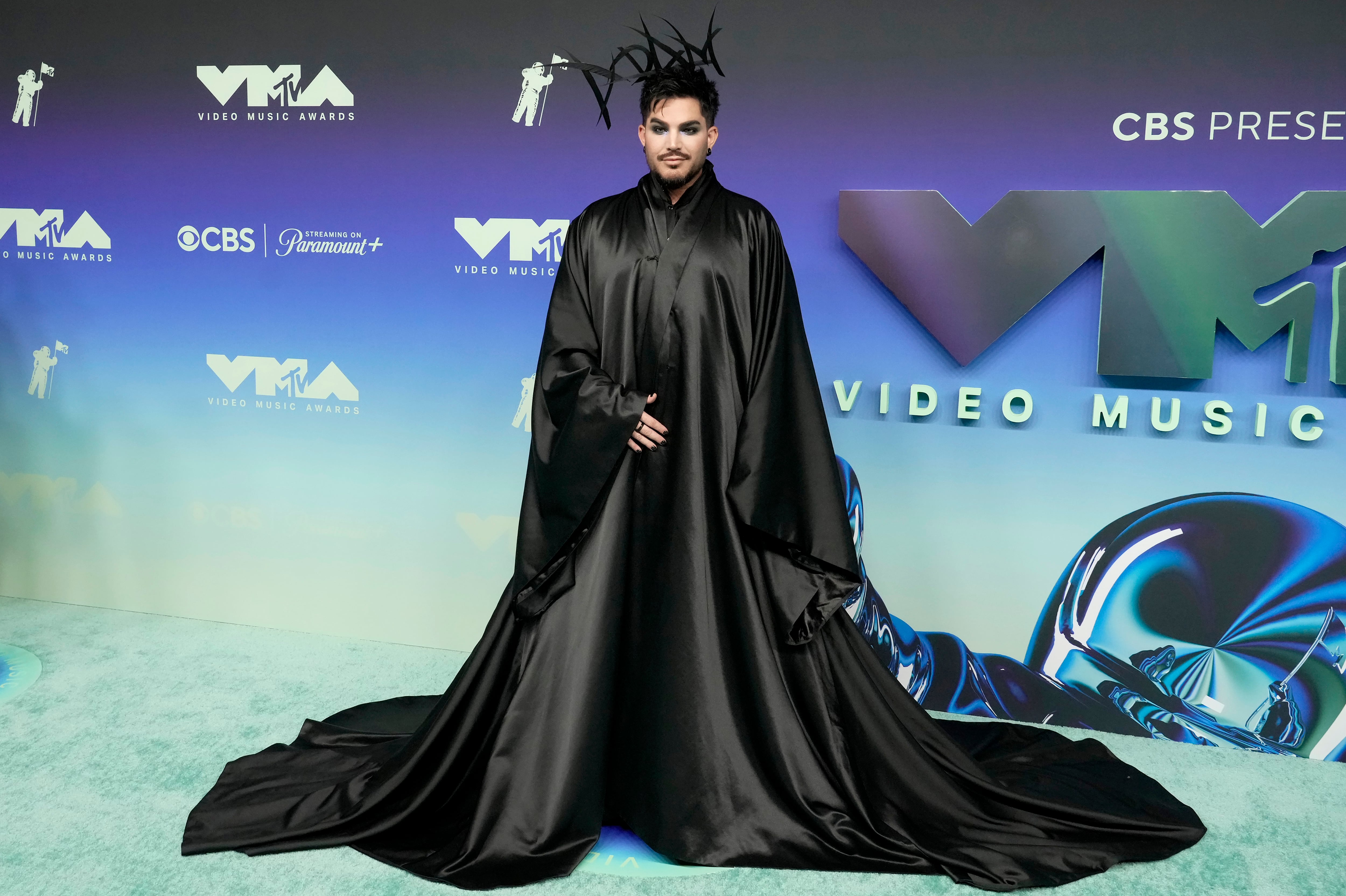Adam Lambert, en la alfombra roja de los MTV VMAs 2026.