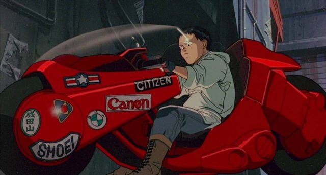 Tetsuo fantasea subido a la moto de Kaneda.