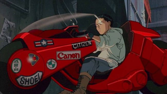 Tetsuo fantasea subido a la moto de Kaneda.