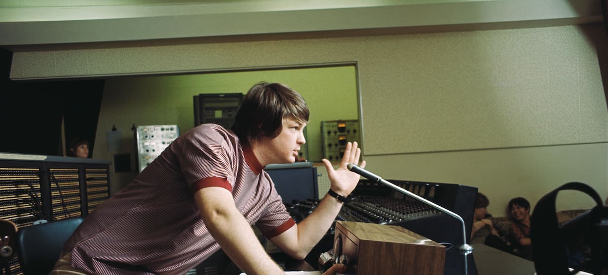 Brian Wilson, líder de Beach Boys, dirigiendo la grabación de "Pet Sounds" en 1966 en Los Angeles, California. (Photo by Michael Ochs Archives/Getty Images)