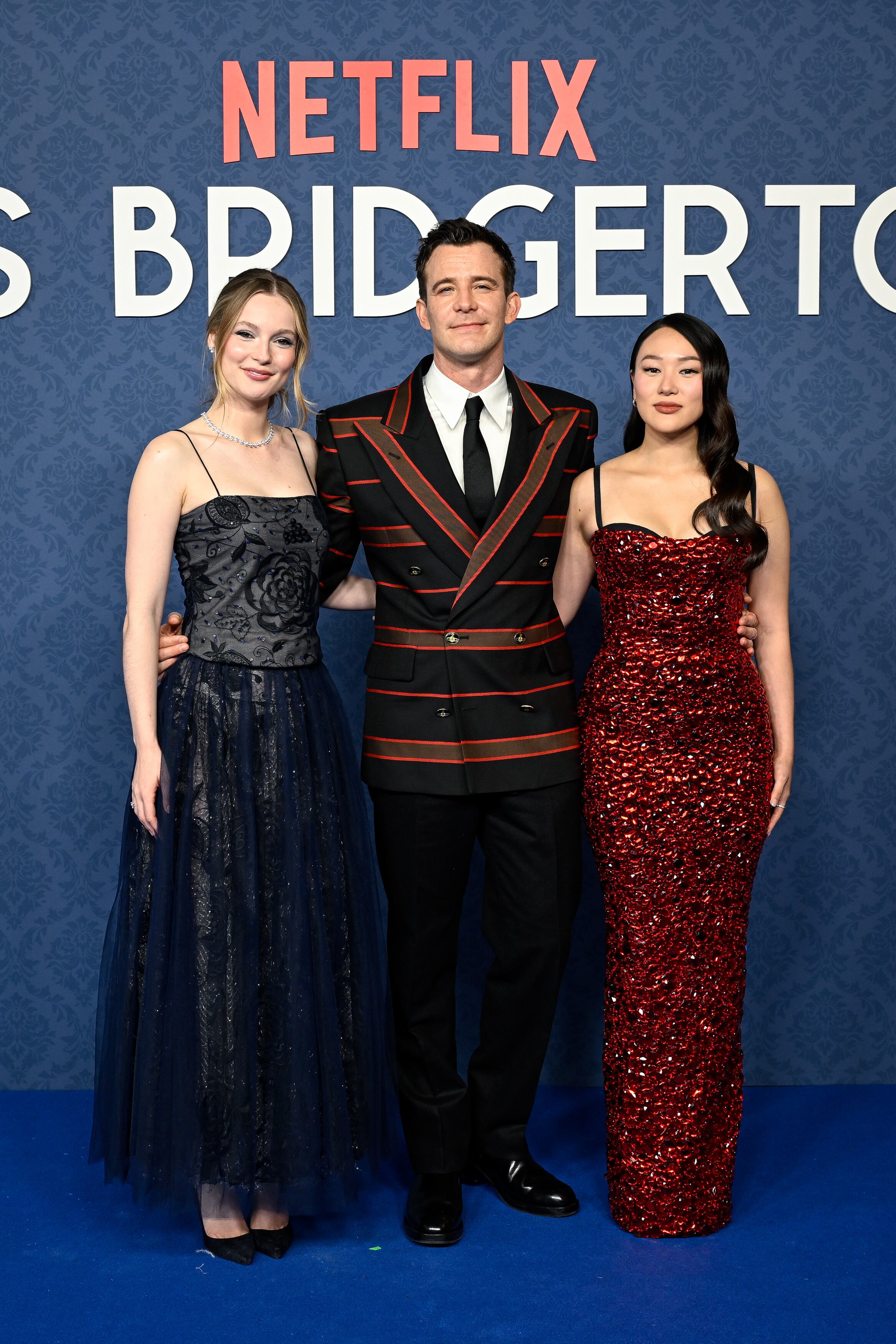 Luke Thompson, Yerin Ha y Hannah Dodd, los actores de 'Los Bridgerton' son los que menos parecían sacados de la corte. Debe ser que ya se han cansado de los estilismos cortesanos.