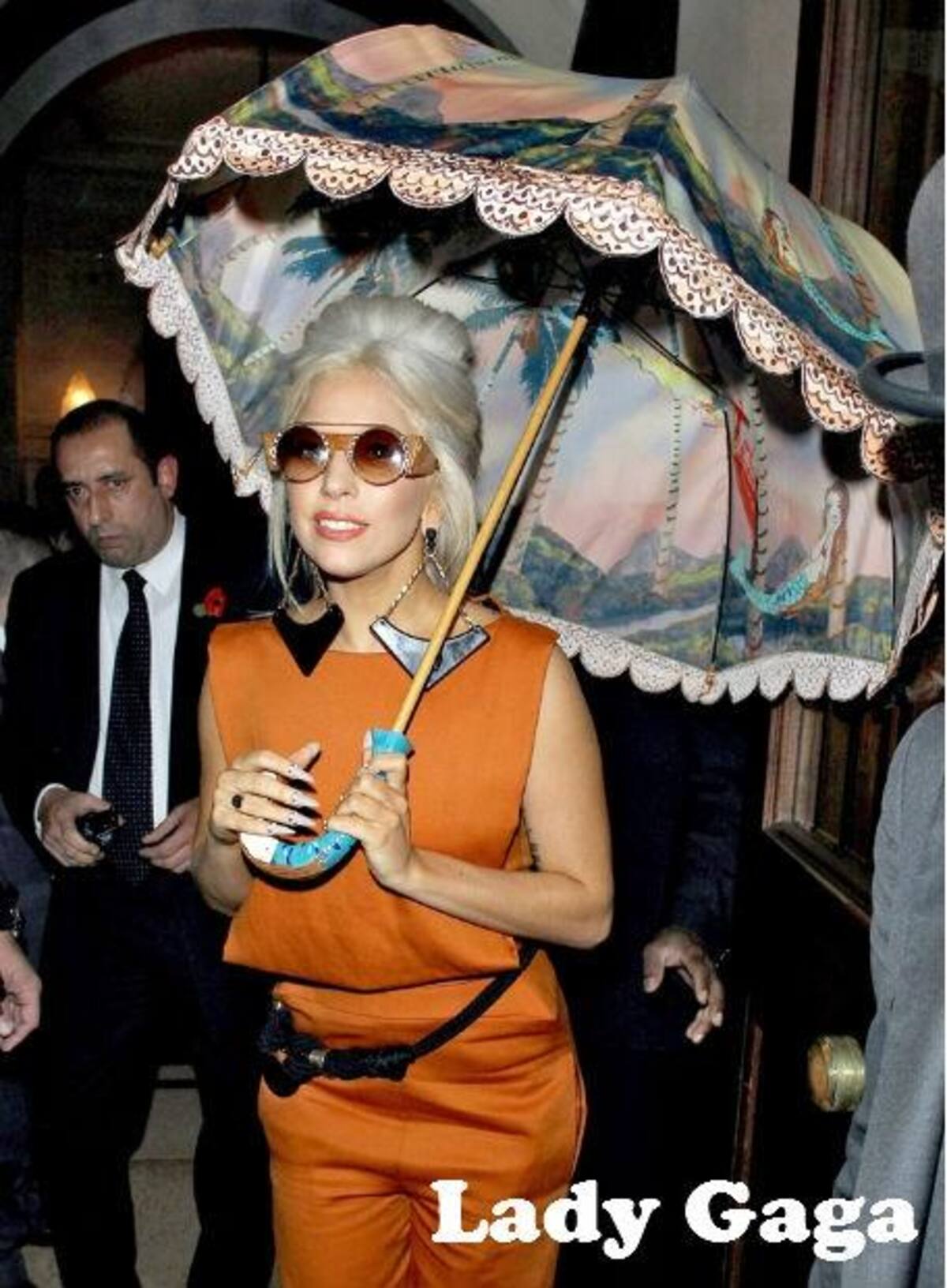 Parece que lo de Lady Gaga es caso aparte. La cantante es original hasta más no poder... y si no, echa un vistazo a este paraguas con estampados de sirenitas... y como broche final el mango... ¡es una sirena!