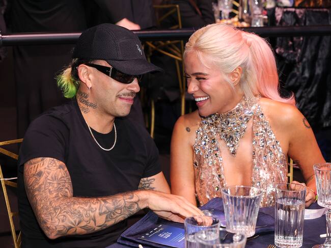 Feid y Karol G en los Billboard Women In Music 2024 en mitad de la cena