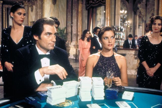 Los actores Timothy Dalton y Carey Lowell, en una escena de &#039;Licencia para matar&#039;, película dirigida por John Glen en 1989.