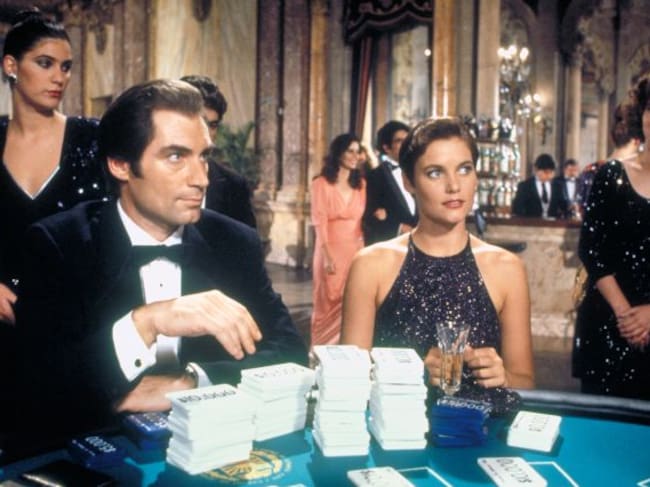 Los actores Timothy Dalton y Carey Lowell, en una escena de 'Licencia para matar', película dirigida por John Glen en 1989.