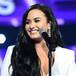 Demi Lovato bromea con el tamaño de su pecho en su particular lección contra la anorexia
