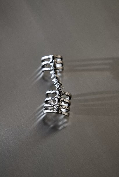 Anillo con forma de esqueleto y detalle de piedras.