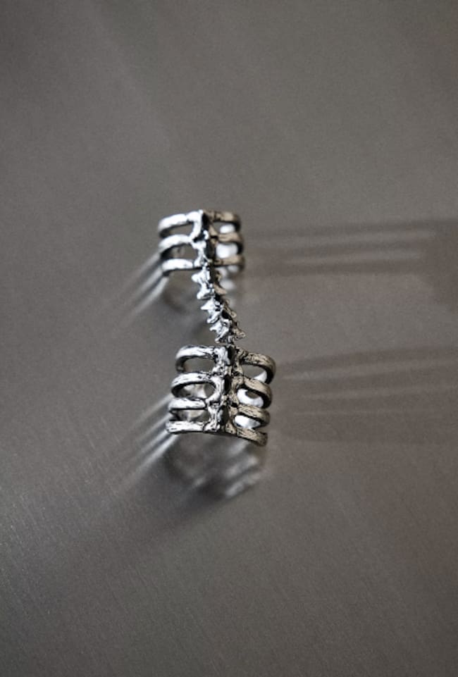 Anillo con forma de esqueleto y detalle de piedras.