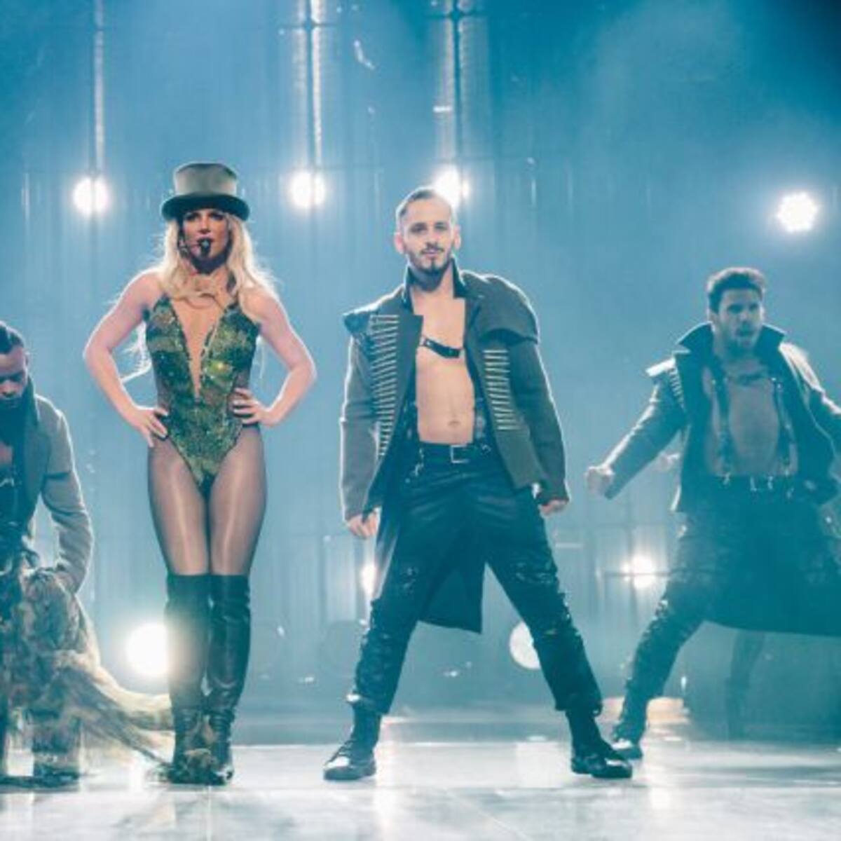 Oops! Britney Spears se equivoca en truco junto a bailarín