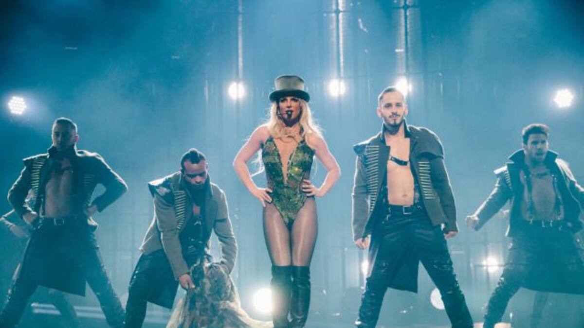 Oops! Britney Spears se equivoca en truco junto a bailarín