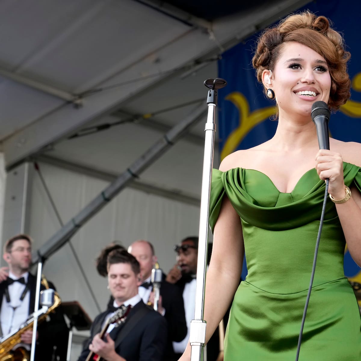 RAYE estalla contra los fans de Amy Winehouse: "La gente está repitiendo la misma crueldad conmigo que con ella"