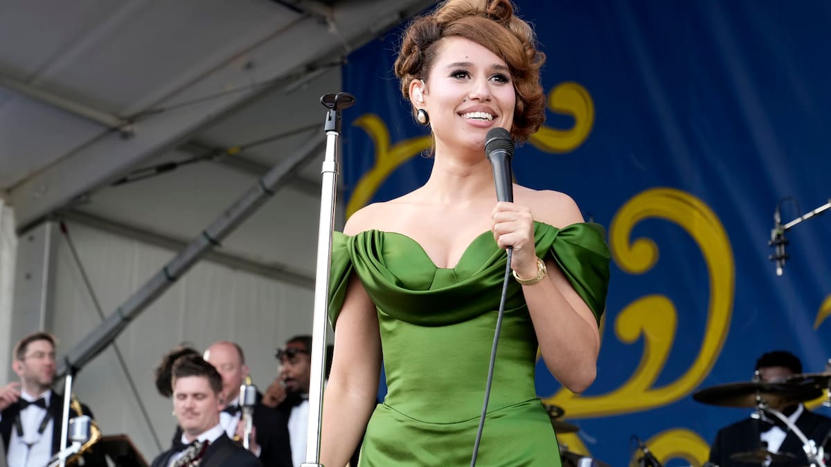 RAYE estalla contra los fans de Amy Winehouse: "La gente está repitiendo la misma crueldad conmigo que con ella"