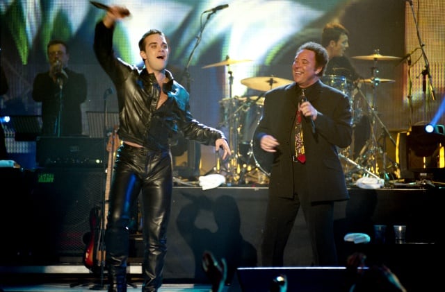 Robbie Williams y Tom Jones en los BRIT Awards de 1998