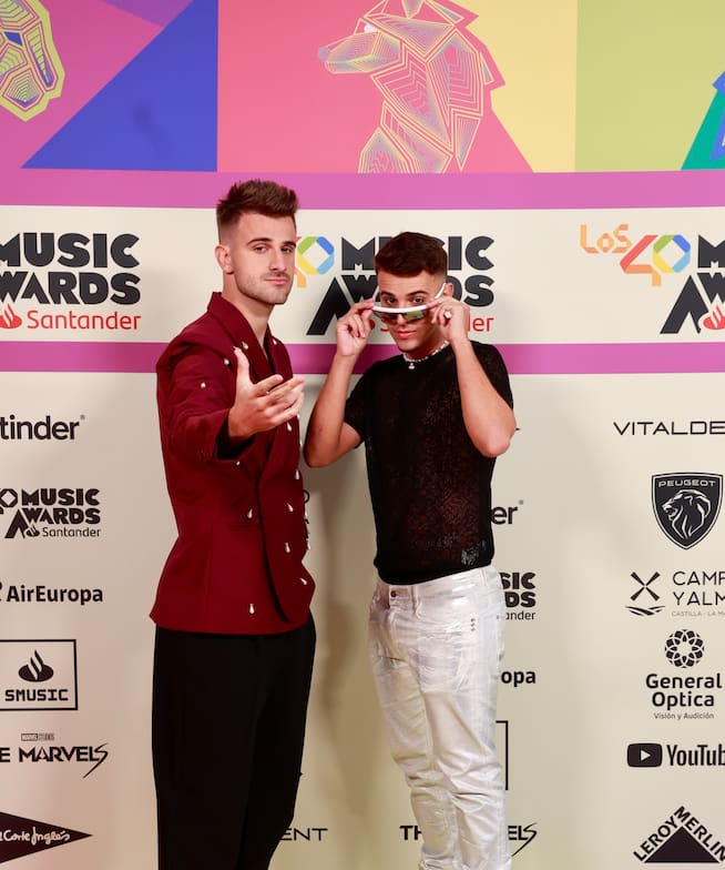 Adexe y Nau en la alfombra roja de LOS40 Music Awards Santander 2023 / Foto: Jorge París y Elena Buenavista