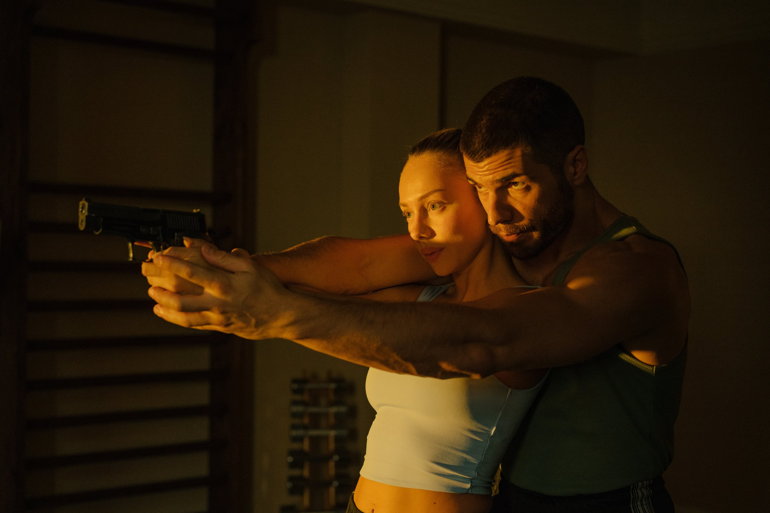 Ester Expósito y Diego Hugo García en 'Enfrentados: Marfil'.