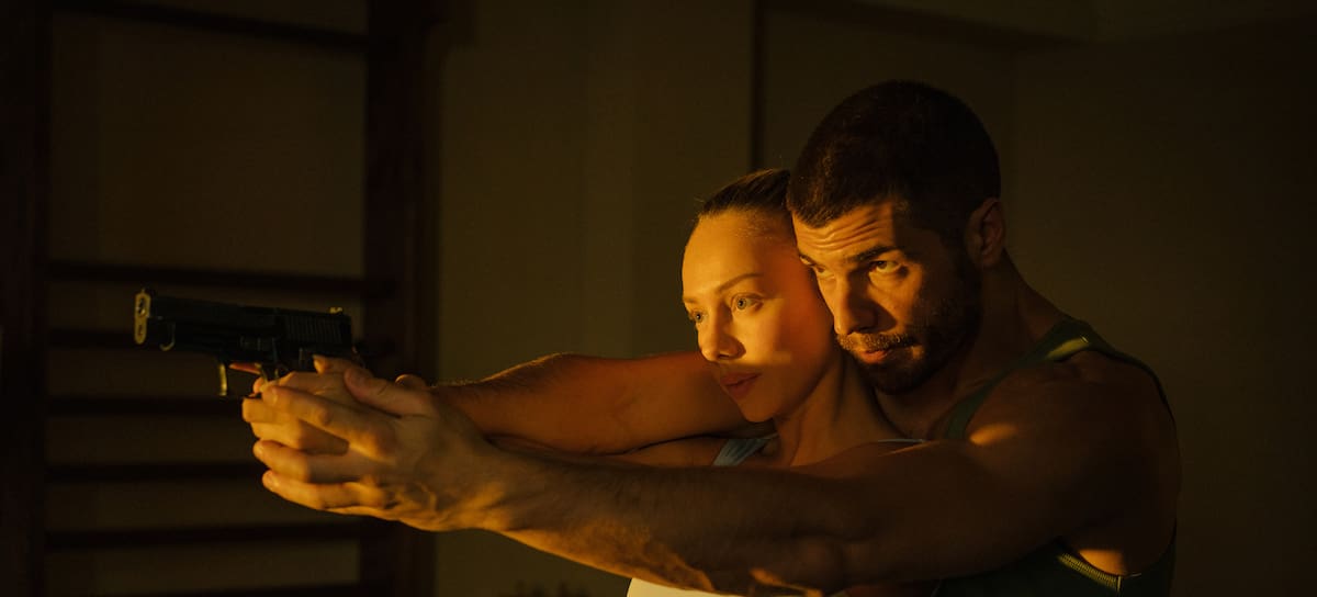 Ester Expósito y Diego Hugo García en 'Enfrentados: Marfil'.
