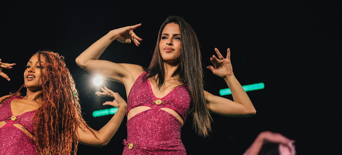Natalia Palomares durante la gira mundial Las Mujeres Ya No Lloran de Shakira