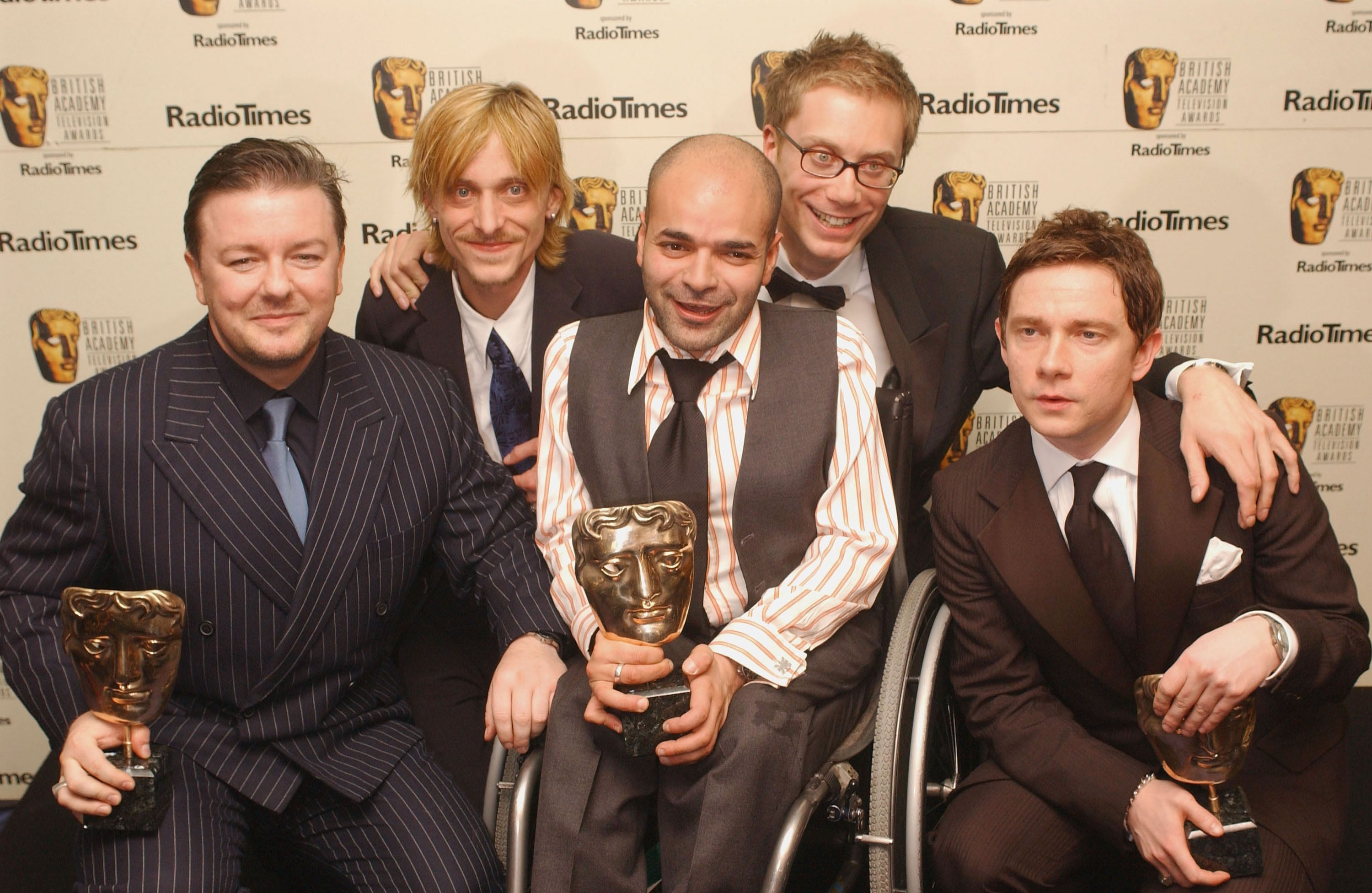 Ricky Gervais con sus compañeros de &#039;The Office&#039; con el premio a Mejor Comedia de Situación y Actuación de Comedia de &quot;The British Academy Television Awards&quot; en 2004