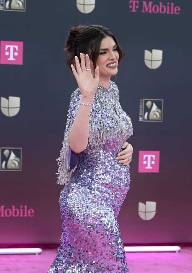 Un embarazo no resta glamour sino que lo potencia y bien lo sabe la mujer de Marc Anthony que apostó por el brillo de las lentejuelas de un vestido que marcaba pancita.