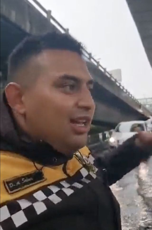 Policía se hace viral por meterse a un charco para ayudar con el tránsito