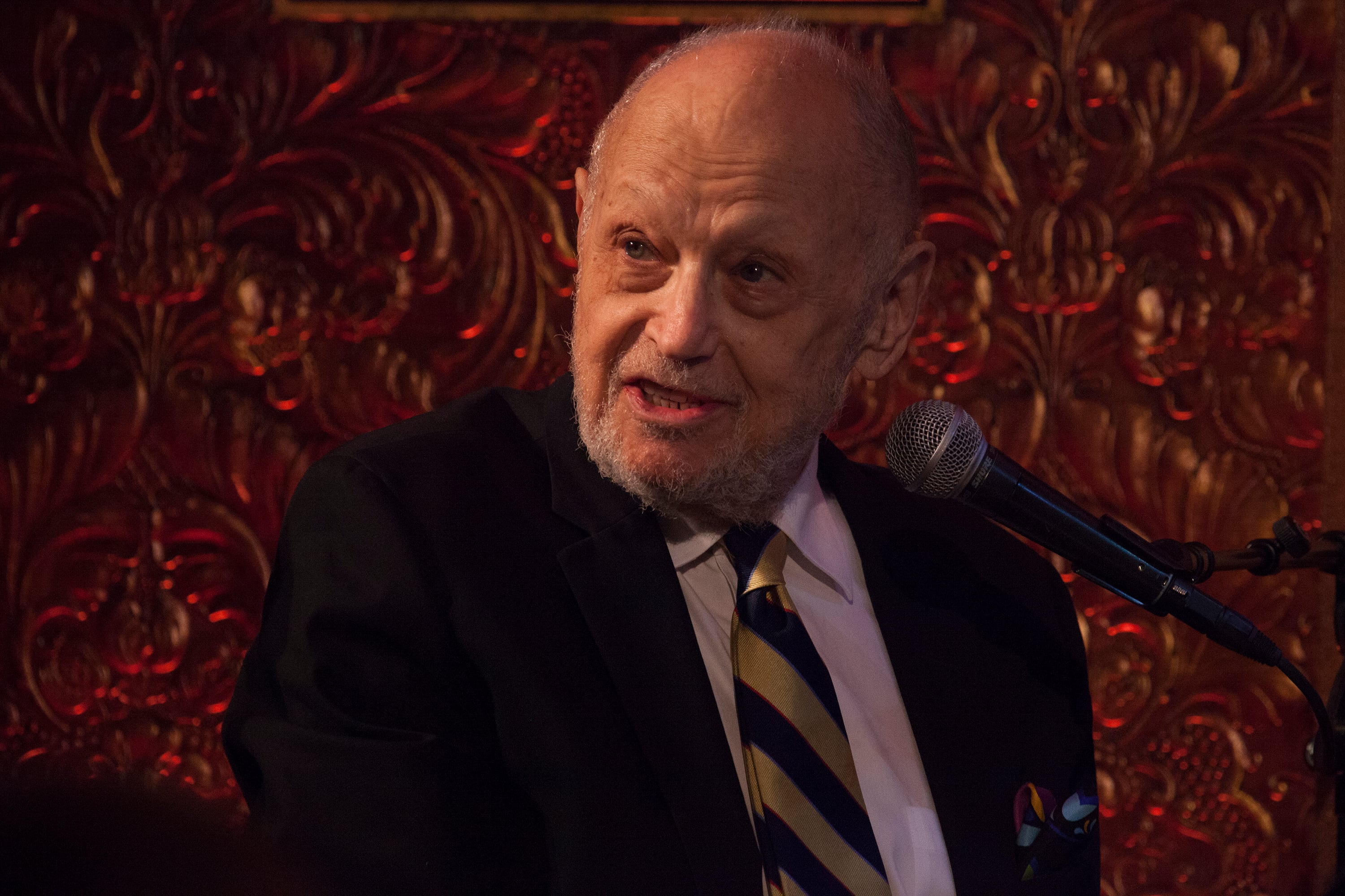 Charles Strouse actuando en el escenario durante el espectáculo 'A Star-Studded Cabaretat' en el 54 Below el 23 de octubre de 2016 en Nueva York.