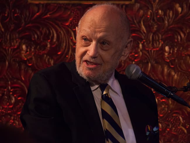 Charles Strouse actuando en el escenario durante el espectáculo 'A Star-Studded Cabaretat' en el 54 Below el 23 de octubre de 2016 en Nueva York.