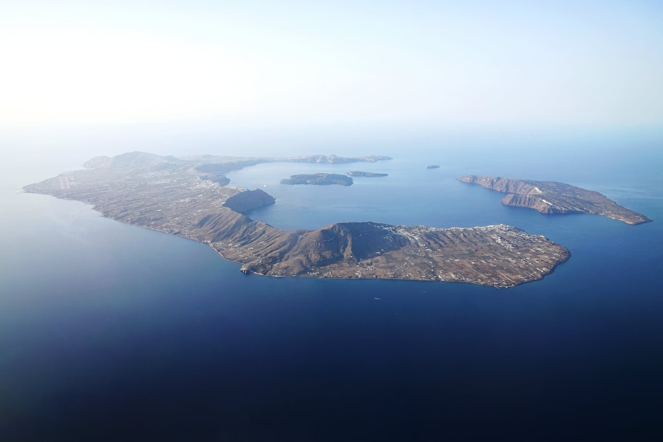 Vista aérea de la isla de Santorini.