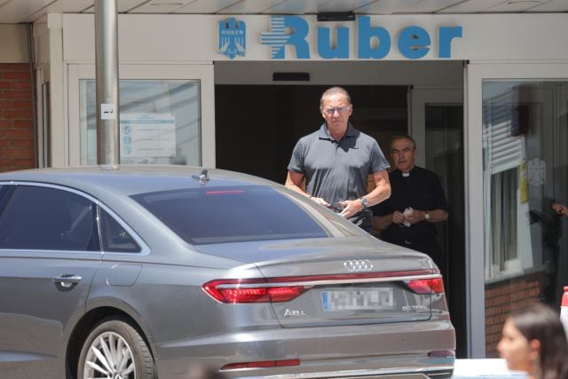 Bertín Osborne en las puertas de la clínica para ver a su hija y nieta.