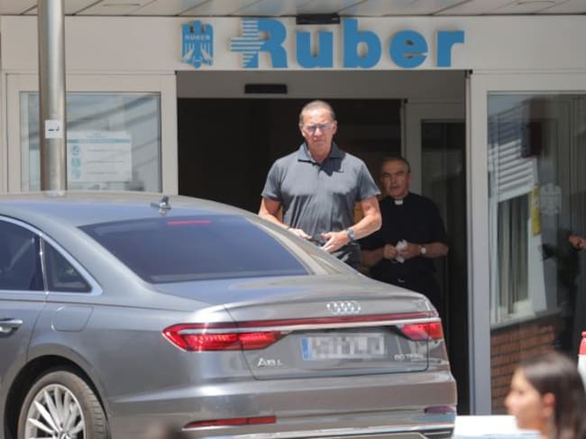 Bertín Osborne en las puertas de la clínica para ver a su hija y nieta.