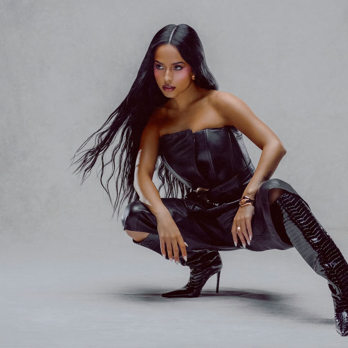 Becky G, Luis Fonsi, Martin Urrutia y Katseye llegan al ecuador de agosto con sus nuevas canciones