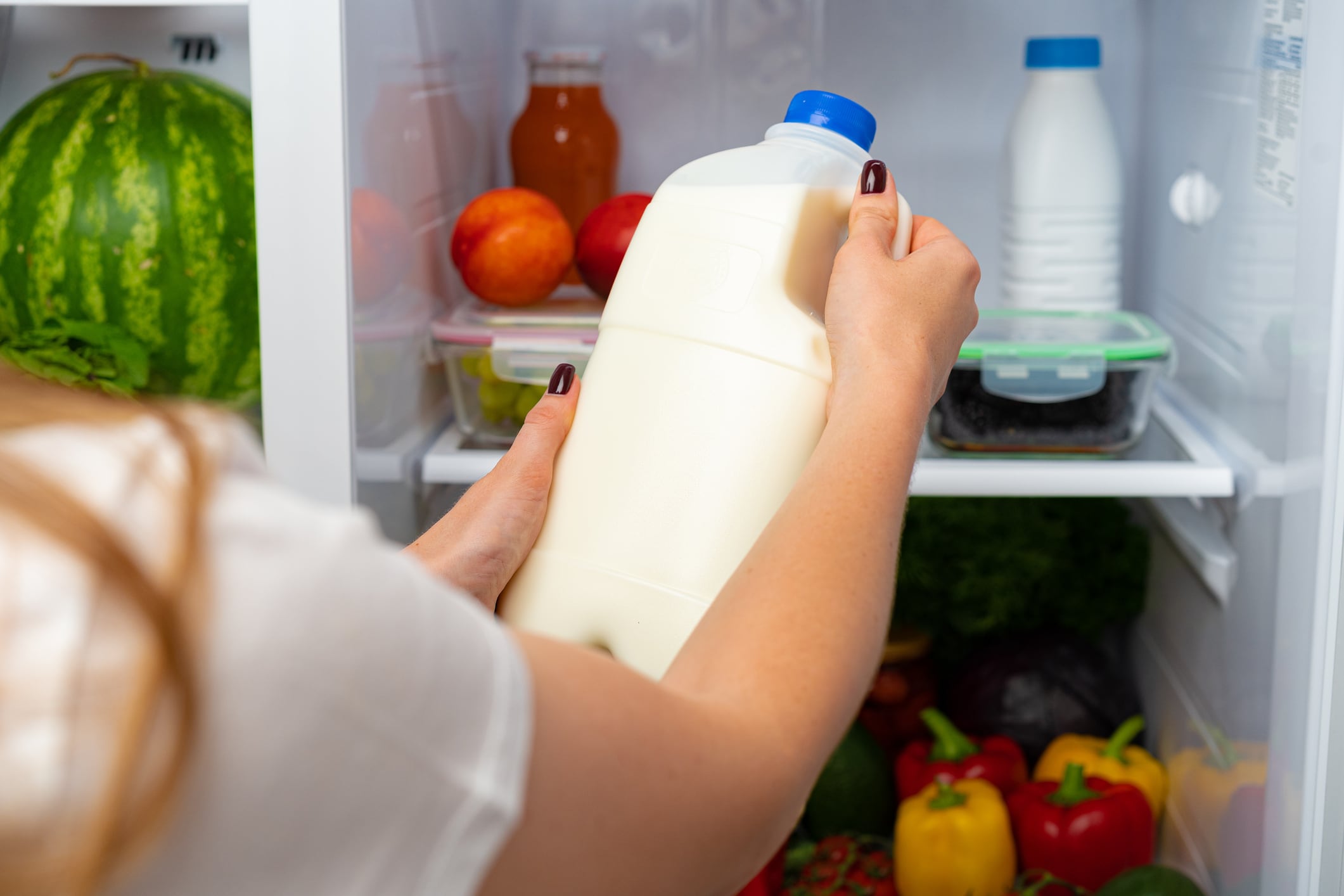 El peor sitio para guardar la leche en la nevera