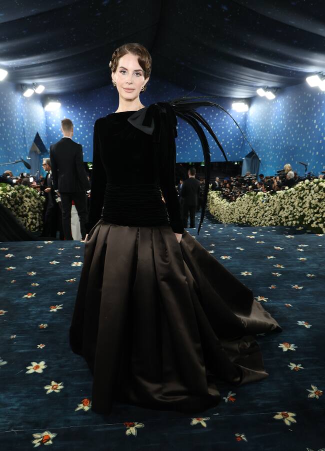 Lana del Rey ha optado por Valentino y un diseño de top de manga larga de terciopelo fruncido a la cadera y maxifalda almidonada con plumas que salían de los hombros.