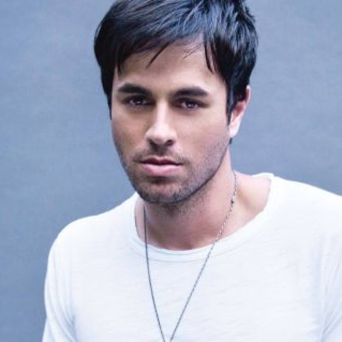 Enrique Iglesias muestra cómo quedaron sus dedos después del accidente con el drone