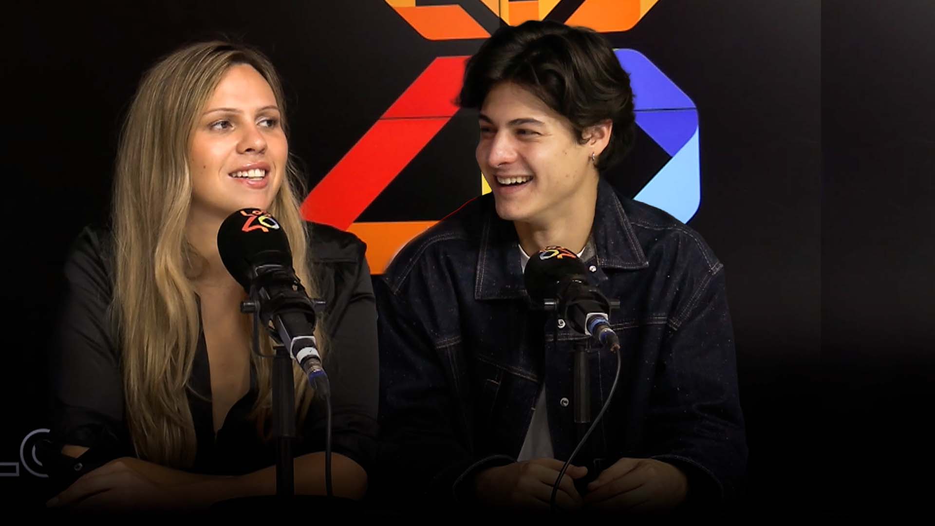 Yenesi y Milo Quifes en los estudios de LOS40 en su entrevista por 'La Bola Negra'. / LOS40